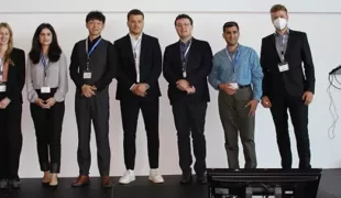 Die 8 jungen Forscher (v.l.): Dana Arab, Dr. Laura Kristina Haas, Tina Maleki, Zhen Mao, Simon Tilsner, Johannes Österreicher, Ramiar Abdulla Karim, Sven Räther.