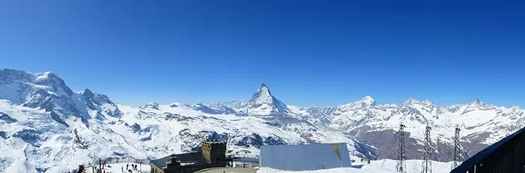 Faszinierend ist der 360-Grad-Blick vor der neuen Erlebniswelt „Z000M THE MATTERHORN“.