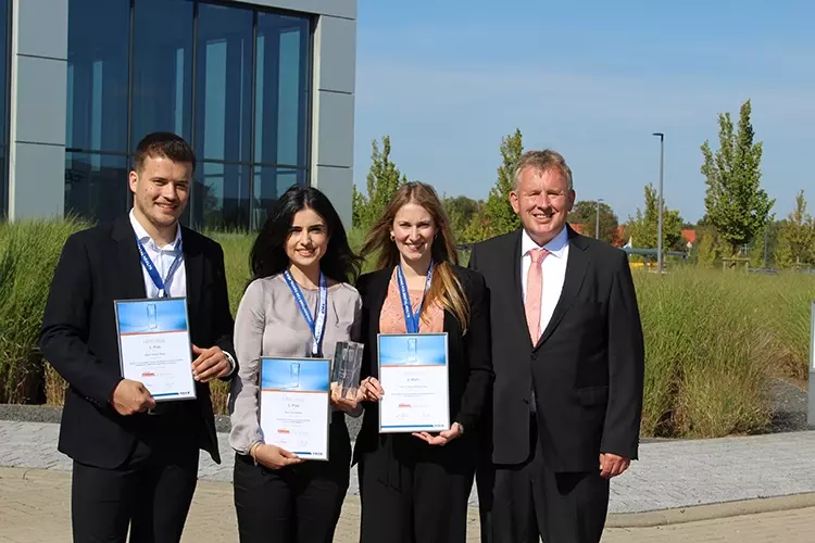 Die drei Gewinner: Simon Tilsner, Universität Ulm (Platz 3), Tina Maleki LMU München (Platz 1), Dr. Laura Kristina Haas Universität Regensburg (Platz 3) und Dr. Martin Danebrock, VOCO.