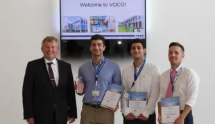 Nach der Preisverleihung: Veranstaltungsleiter Dr. Martin Danebrock mit den 3 Erstplatzierten Bardia Saadat Sarmadi, Philipp Simeon und Dr. Alois Schmidt (v.l.).