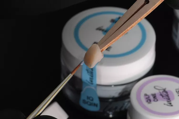 Flexibel auf die Anforderungen des zahntechnischen Alltags reagieren. GC Initial IQ ONE SQIN ist ein keramisches Konzept aus Farb- und Strukturmassen für die Mal- und Schichttechnik (Micro-Layering).