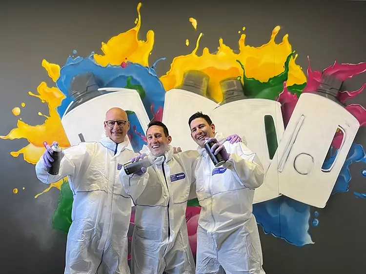 Der Vorstand von Dürr Dental präsentierte sich mit ihrer Graffiti-Aktion als ein
junges und dynamisches Unternehmen.