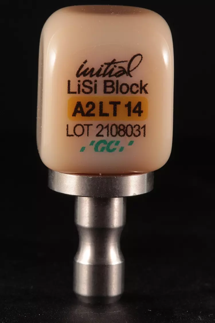 Abb. 4a:  Aus GC Initial LiSi Block geschliffene monolithische Restaurationen für den Seitenzahnbereich.