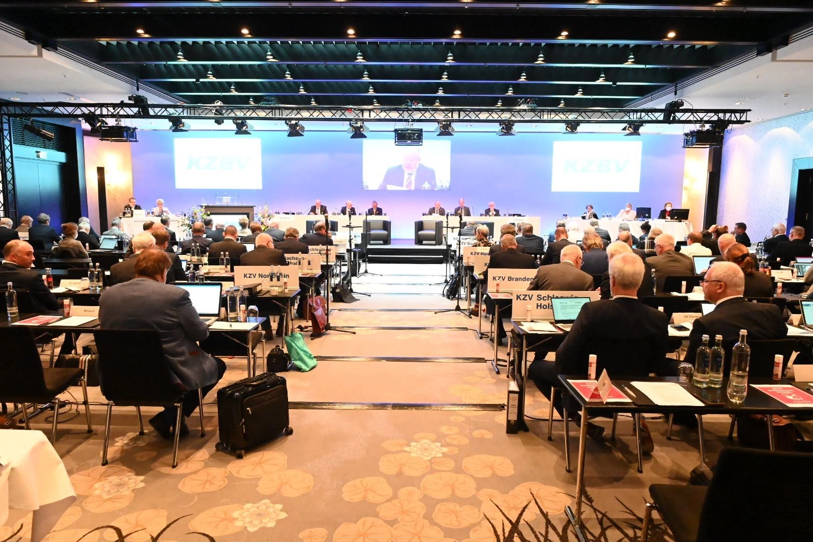 Die „besonderen“ Kongresse der DGOI finden fernab des Praxisalltags statt und bieten die Möglichkeit, Fortbildung und Freizeit zu verbinden. Dazu gehören: ImpAct Zürs Austria, das Summer Dental Symposium und der 6. Thai-German Dental Congress.