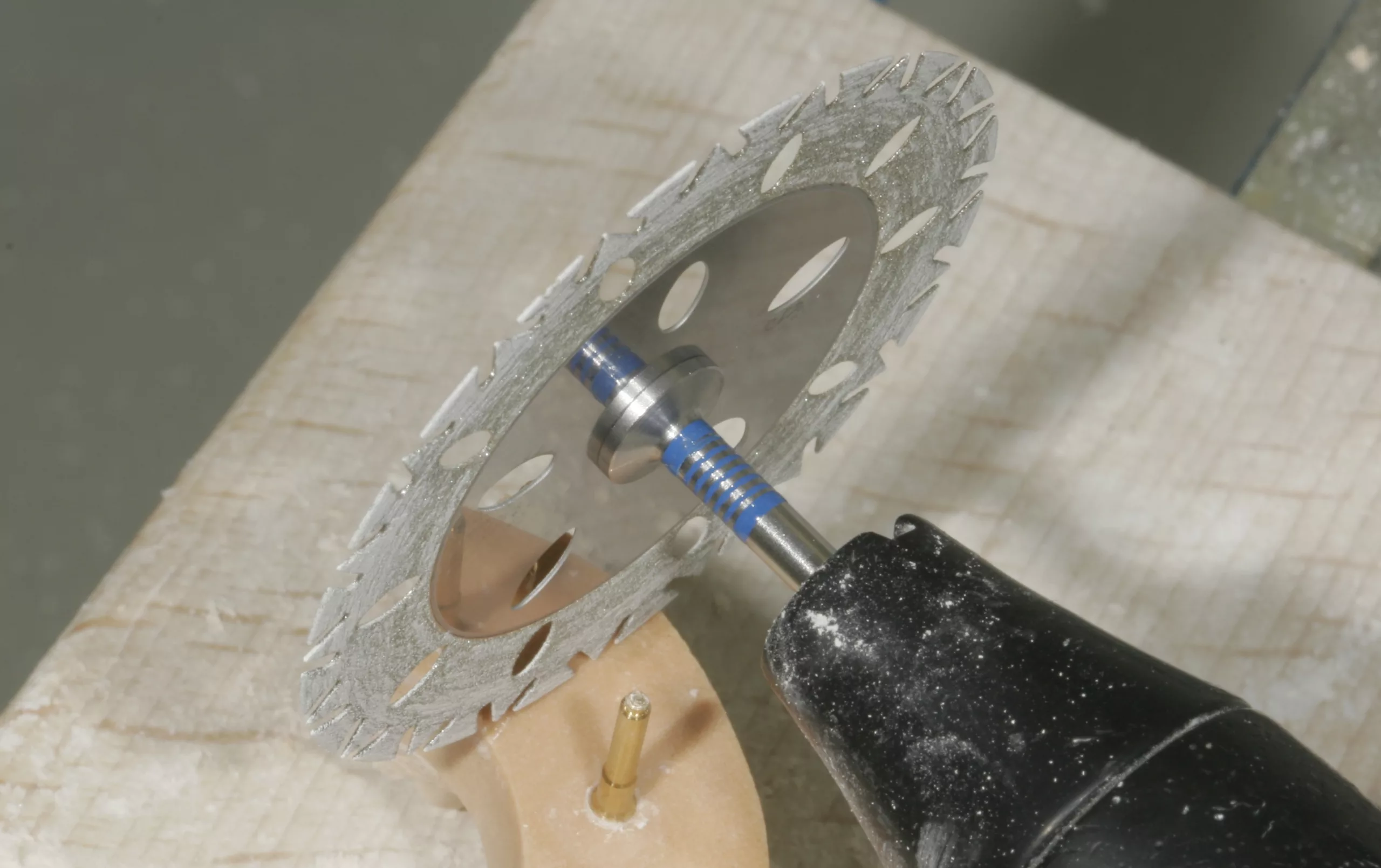 Abb. 10: Extragroße Diamant-Trennscheibe 987P.