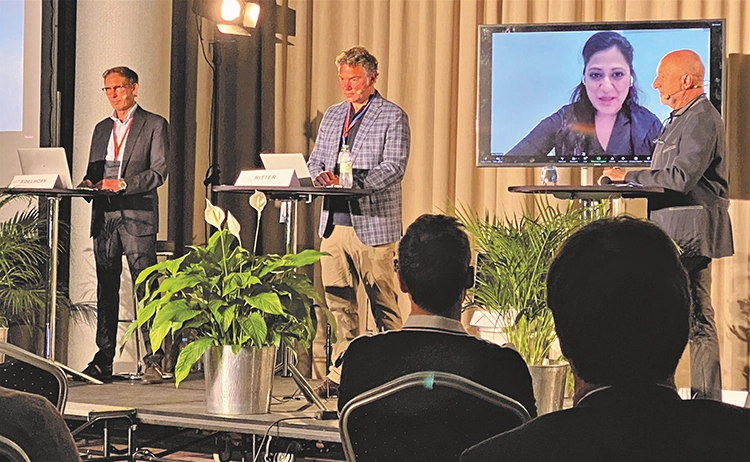 Masterkurs 2021 der DDA & DGCZ „on air“. Prof. Dr. Daniel Edelhoff, PD Dr. Dr. Lutz Ritter, online zugeschaltet Gauri M. Patel DDS, Milwaukee, und Dr. Bernd Reiss beim Vortrag (v.l.n.r.).