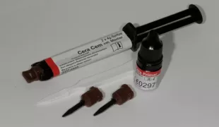 Der Cera Cem Kleber mit Cera Primer.