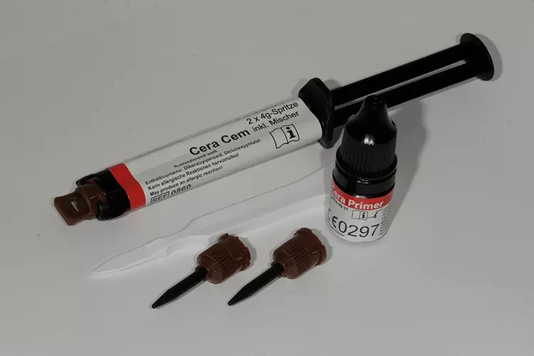 Der Cera Cem Kleber mit Cera Primer.