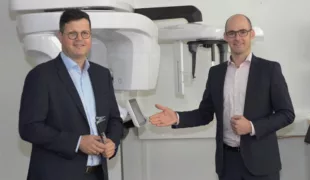 Andreas Binder (re.) mit Robert Leonhardt: „Wir spielen in der Champions League der digitalen Diagnostik.“