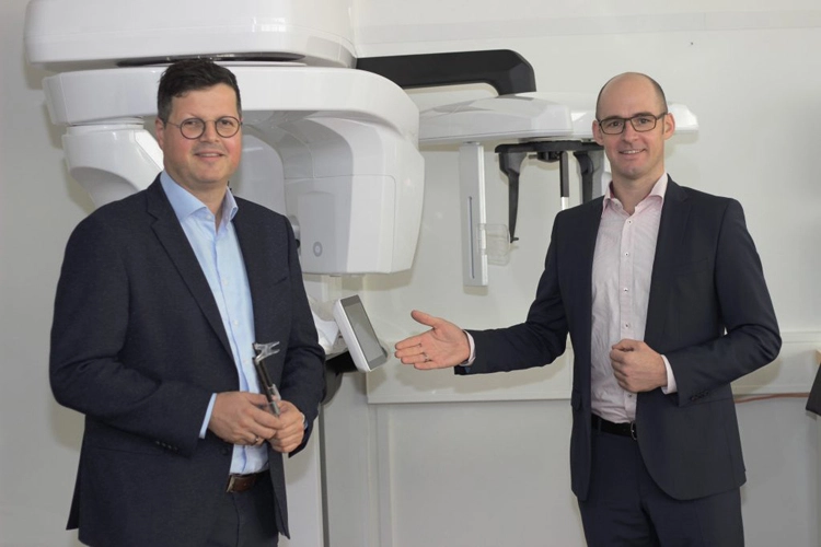 Andreas Binder (re.) mit Robert Leonhardt: „Wir spielen in der Champions League der digitalen Diagnostik.“