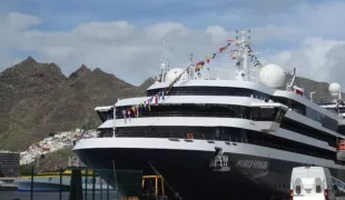 Die WORLD VOYAGER am Kai in Terneriffa.