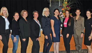 Abb. 1: Die Referentinnen am „Ladies Day“ (v.l.n.r.): Dr. Stamnitz, Dr. Freier, Dr. Fehrmann, Dr. Schmidt, Dr. Fabel, Zahnärztin Susanne Kurbad, ZMFA Sophia Pantelidis, Prof. Dr. Sailer, Prof. Dr. Gierthmühlen (Dr. Frank nicht im Bild)