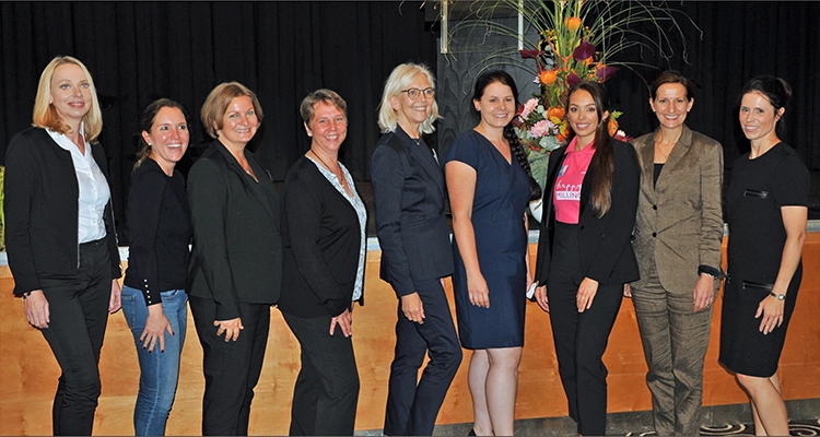 Abb. 1: Die Referentinnen am „Ladies Day“ (v.l.n.r.): Dr. Stamnitz, Dr. Freier, Dr. Fehrmann, Dr. Schmidt, Dr. Fabel, Zahnärztin Susanne Kurbad, ZMFA Sophia Pantelidis, Prof. Dr. Sailer, Prof. Dr. Gierthmühlen (Dr. Frank nicht im Bild)