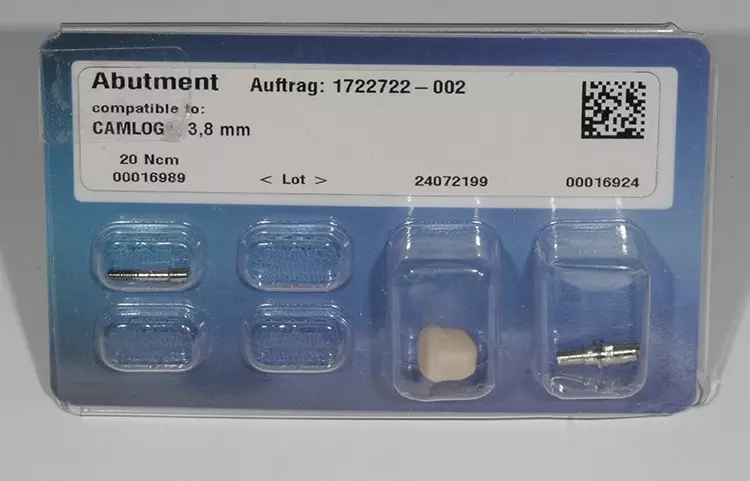 Abb. 2: Lieferung Zirkonabutment, Titanbasis und Schraube.
