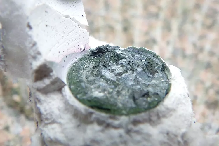 Abb. 2: Der Oxid-Gusskegel nach dem ersten Guss.