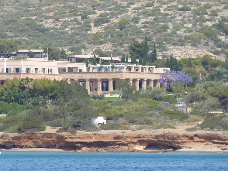 Blick vom in der Bucht ankernden Katamaran auf das Hauptgebaeude von Cape Sounio.
