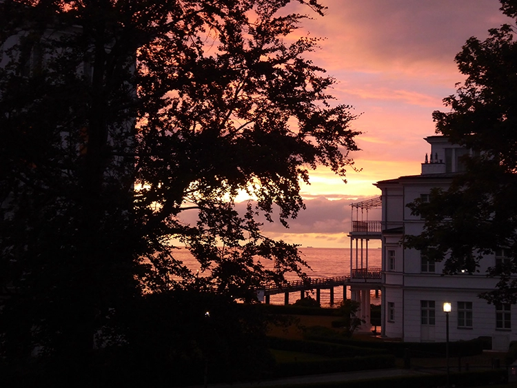 Sunset über der Ostsee mit Seebrücke - vom Zimmer aus gesehen.