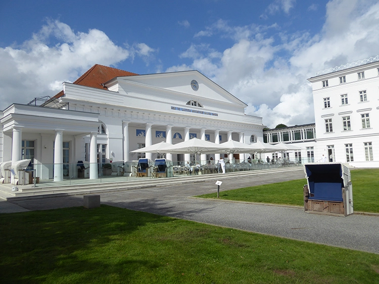 Das Kurhaus mit Frühstücksterrasse.