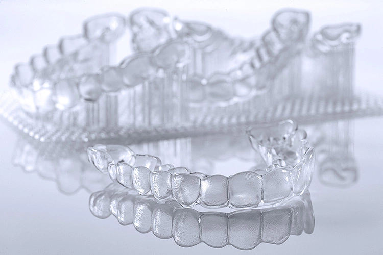 3D-gedruckte Aufbissschiene, hier noch mit fertigungstechnischer Stützstruktur.