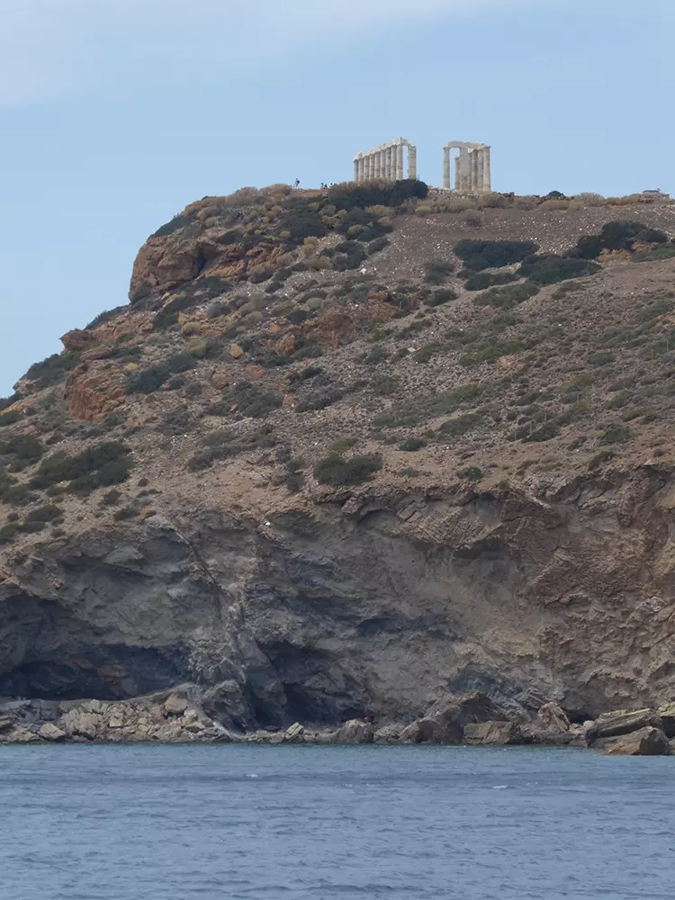 Erhaben stehen die Säulen des Poseidon-Tempels auf steilem Fels hoch über der Ägäis.