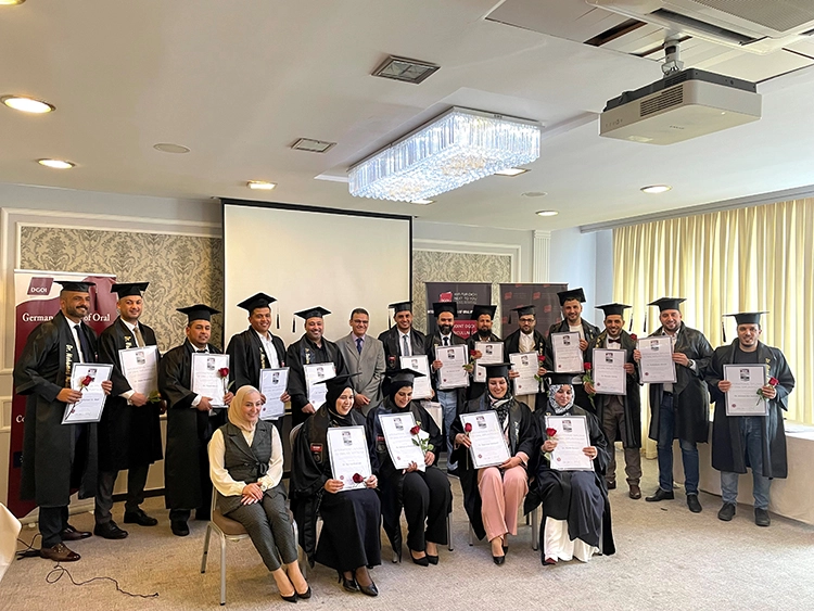 Die erfolgreichen Absolventinnen und Absolventen zweier Kursreihen des DGOI Conjoint Curriculums of oral Implantology aus Tunesien und Libyen freuten über ihr
Zertifikat „International Diploma of Oral Implantology“, das ihnen Prof. Dr. Mohamed Elkabir, Vorsitzender des von der DGOI anerkannten Prüfungsausschusses für die
arabische Region, überreichte.