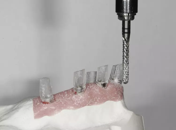 Abb. 43: Vorfräsen der CastDesign-Kunststoffkamine.