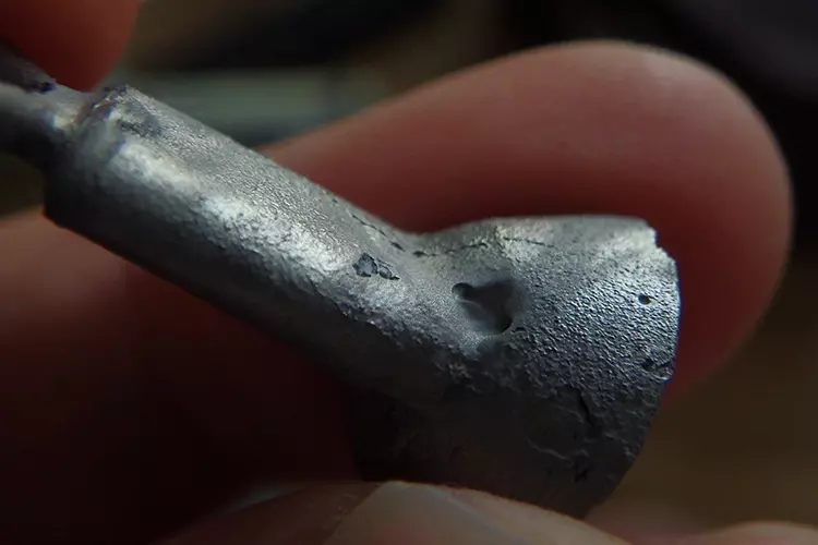 Abb. 4: Der erste Guss sand- und glanzperlengestrahlt mit Sauglunker.