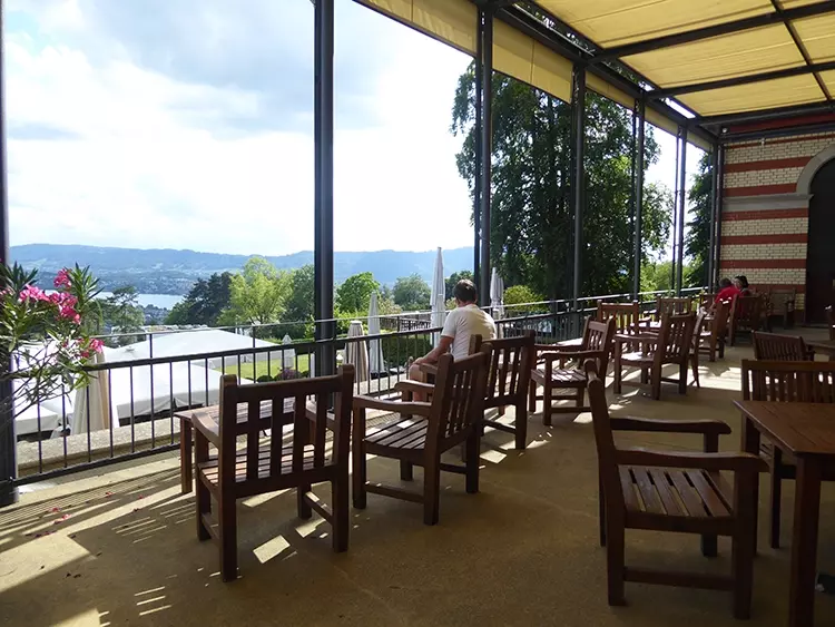 Sorell Hotel  Zürichberg Terrasse vor der großen Bar.