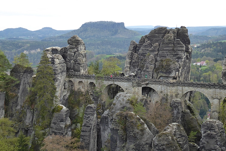 Die berühmte Basteibrücke mit weitem Blick ins Land.
