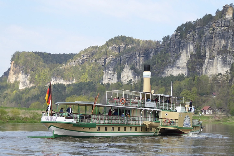 Wunderschön ist die Fahrt mit dem nostalgischen Schaufelraddampfer.