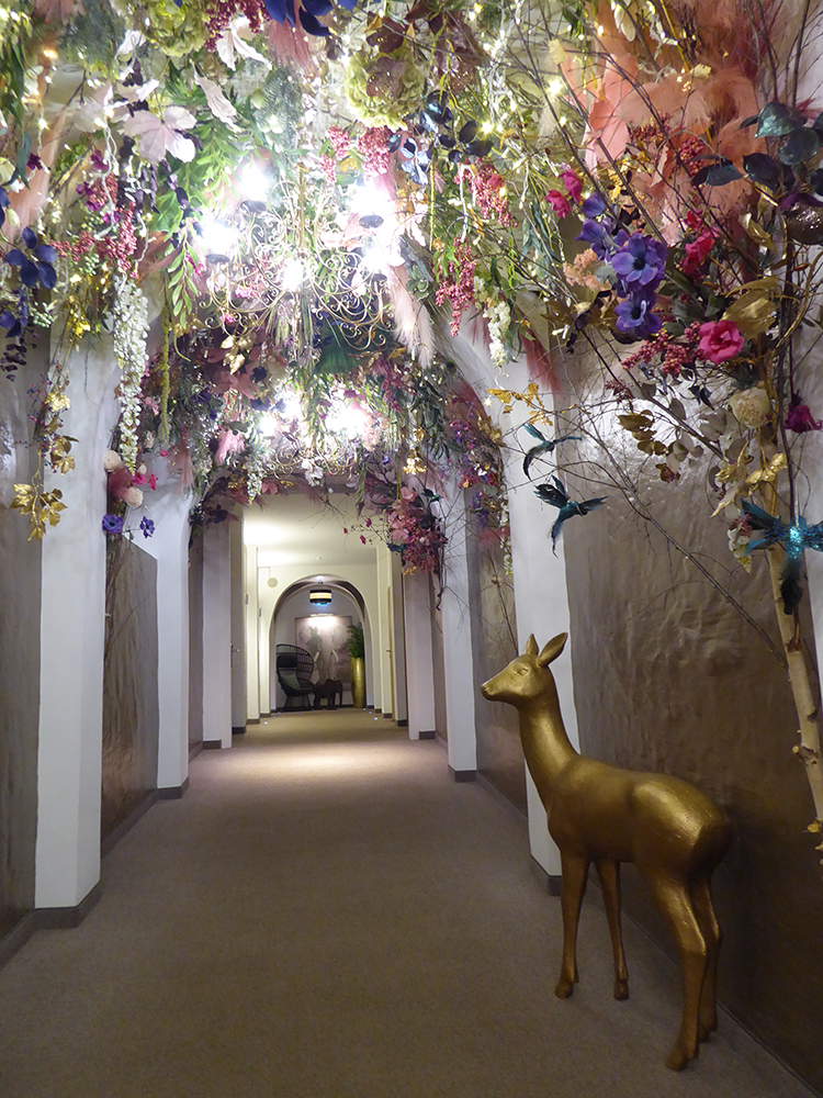 Ein idyllischer von Blumen überrankter Gang im
Hotel.