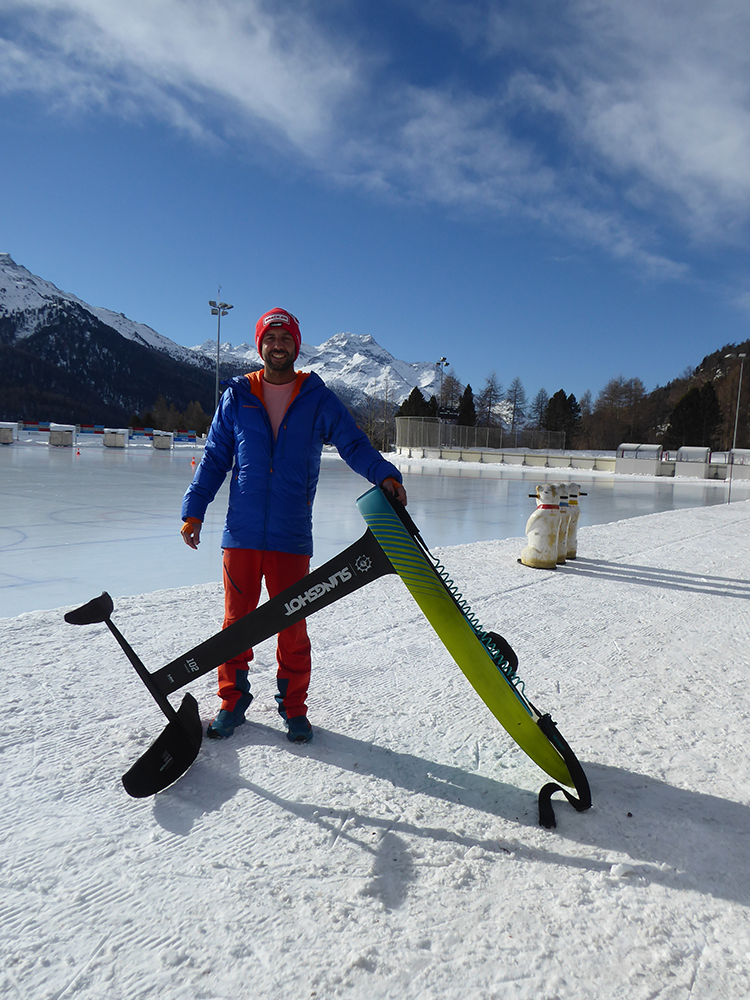 Yannick zeigt sein neuestes Kiteboard.