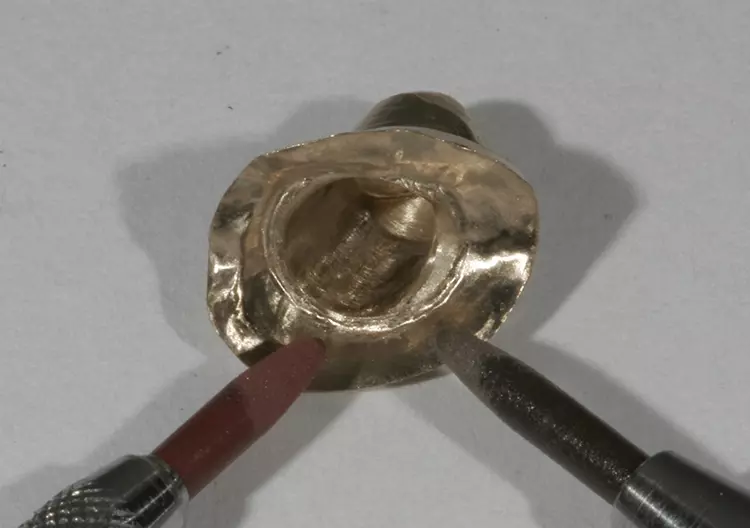 Abb. 83: Ausarbeiten der basalen Anteile mit Mikropolierern.