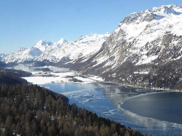Eine Gondelfahrt hinauf zum Piz Corvatsch über die Seen bis Maloja beschert dieses Panorama.