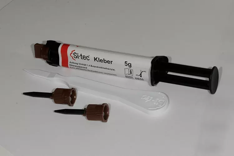 Abb. 98: Der verwendete Spezialkleber verfügt über sehr feine Applikationskanülen.