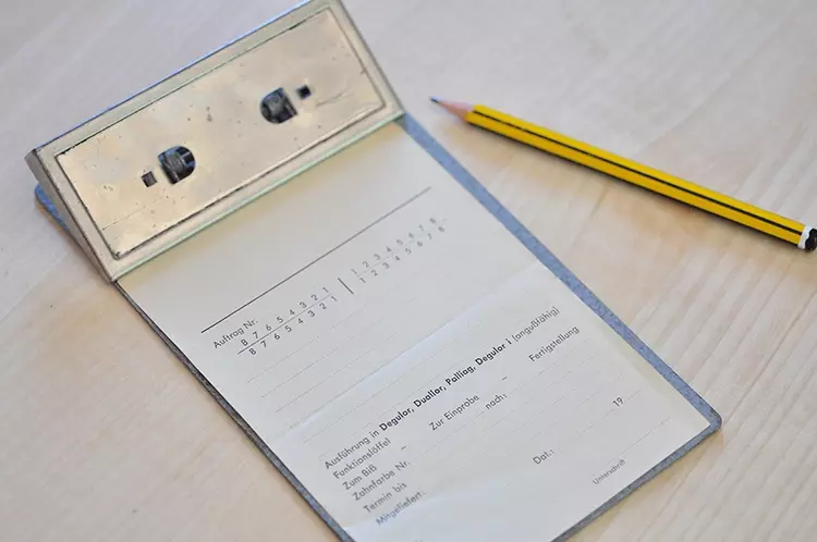 Abb. 1: Analoge Datenerfassung anno 1965 und elektronische Datenerfassung, -speicherung und -verarbeitung anno 1975.