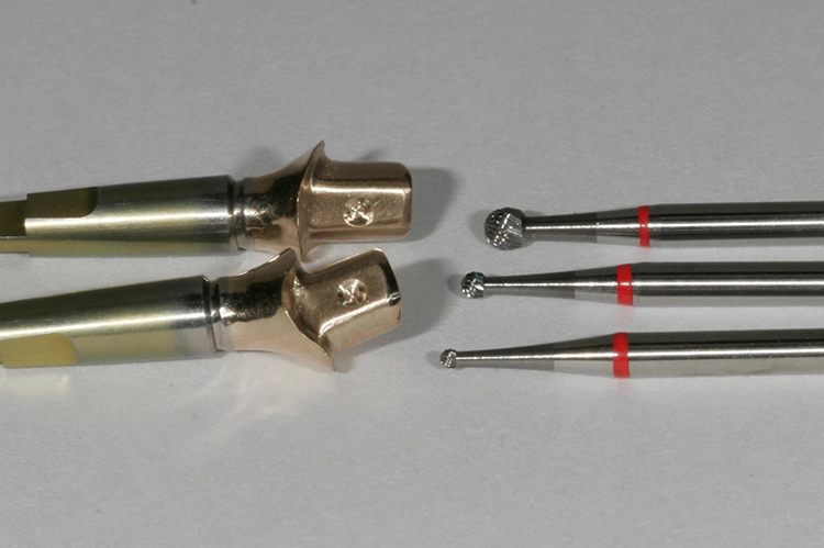 Abb. 104: Einschleifen der Retentionsmulden mit den H71EF.