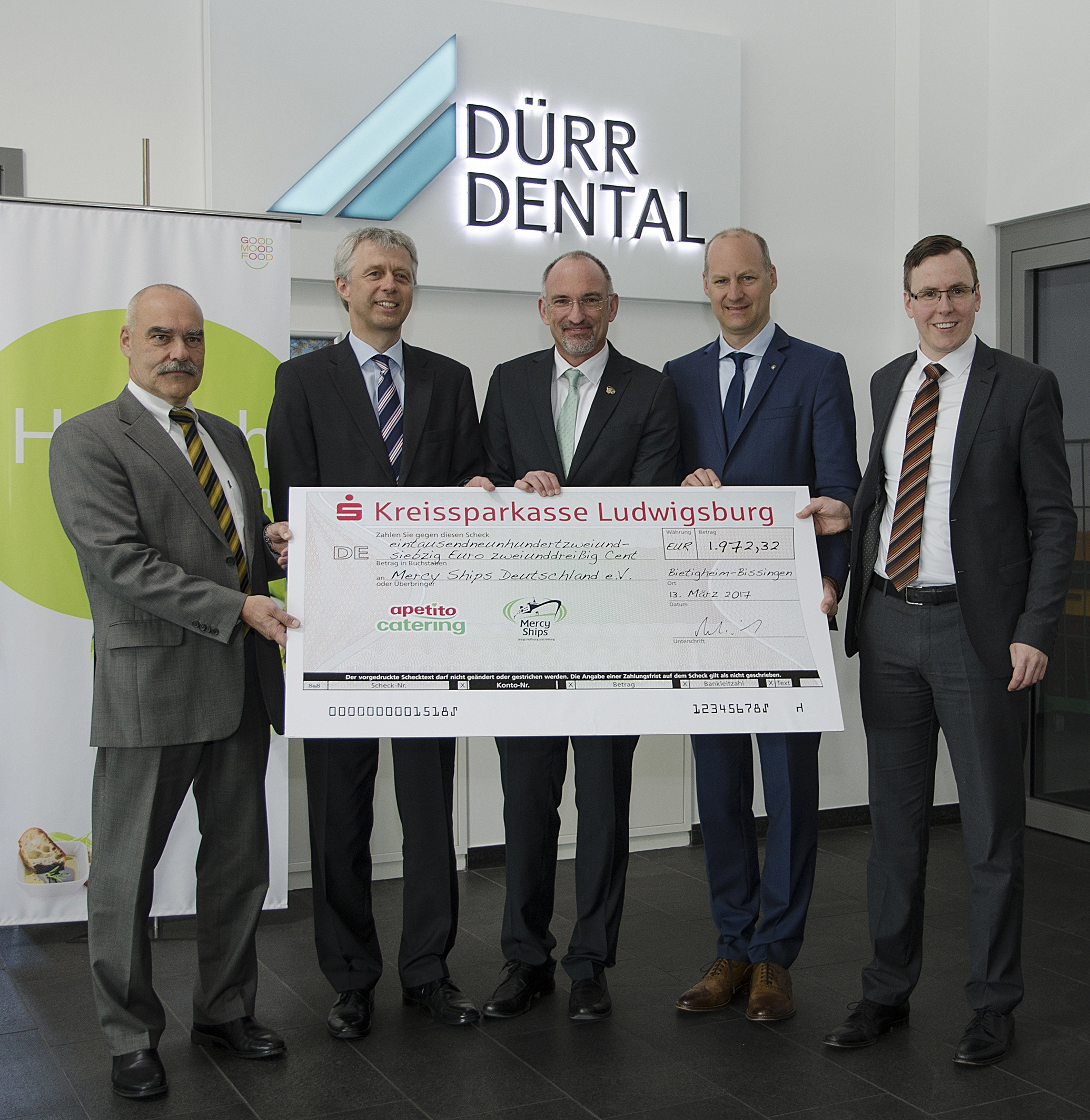 v.l. Rolf Minder (Geschäftsbereichsleiter apetito catering), Andreas Oellerich (Geschäftsführer apetito catering), Udo Kronester (Geschäftsführer Mercy Ships) Martin Dürrstein (DÜRR DENTAL), Christian Löffler (Gebietsleiter apetito catering)