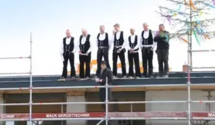 Die Dürr Optronik in Gechingen ist ein Betrieb der Unternehmensgruppe Dürr Dental AG mit Sitz in Bietigheim-Bissingen und beschäftigt unter Leitung von Peter Dürrstein 150 Mitarbeiter.