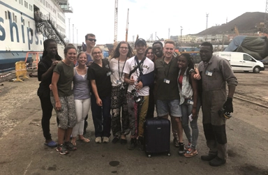 Im Juli 2018 versammelten sich rund 400 ehrenamtliche Helfer aus 40 Nationen, um die „Mercy Ships“ zu unterstützen.