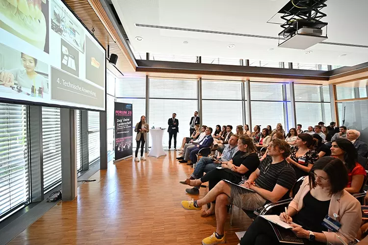 Das Forum 25.