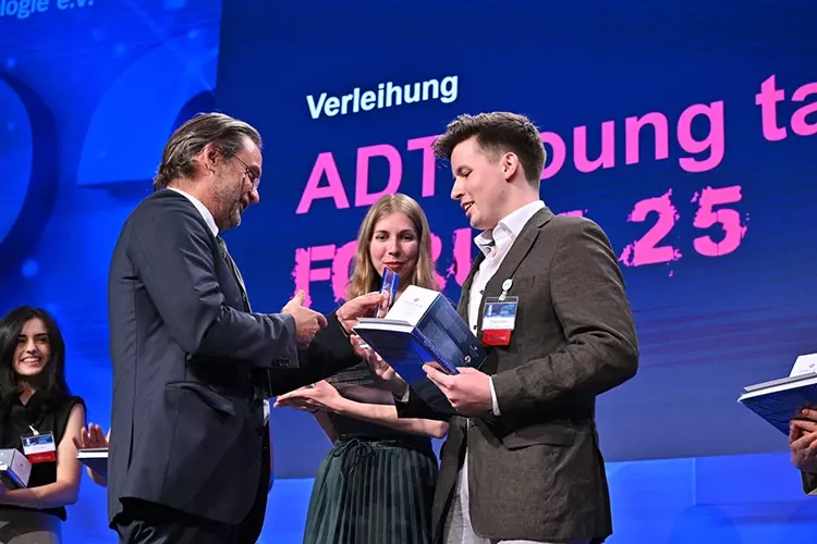 Gewinner des Awards: ZT Samuel Fuhrer. (r)