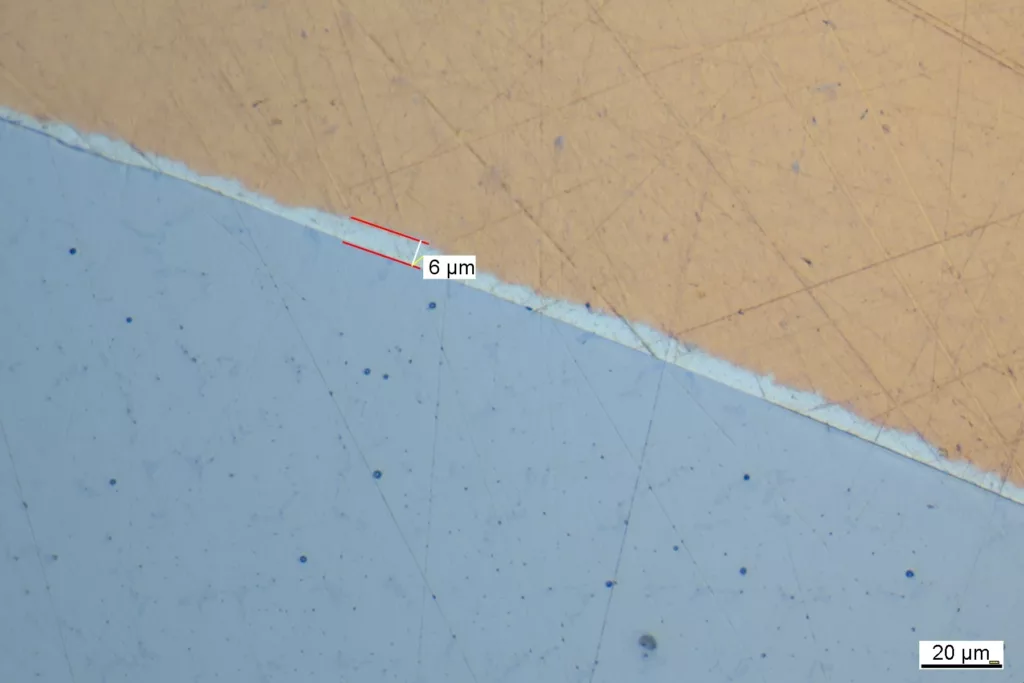 Abb. 12: Die mit der Airbrushpistole aufgetragene Lackschicht ist ca. 5 ?m dick – lichtmikroskopische Aufnahme.