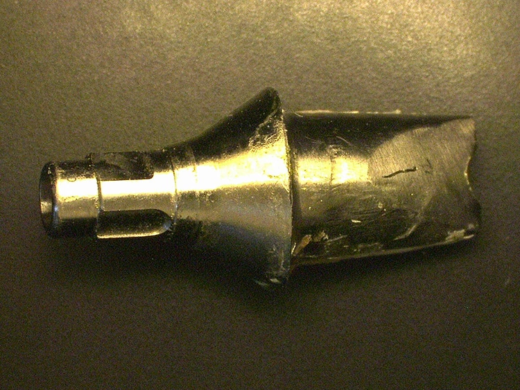 Abb. 12: Titanabutment mit tief subgingival angelegter Schulter. Es versorgte ein Bone-Level-Implantat (Straumann).