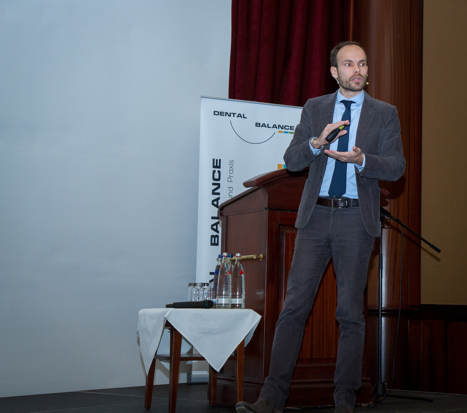 ZTM Vincent Fehmer ging auf die Möglichkeiten digitaler Technologien und moderner Materialien ein. „Die manuelle Verblendung ist eine Schwachstelle im System“.