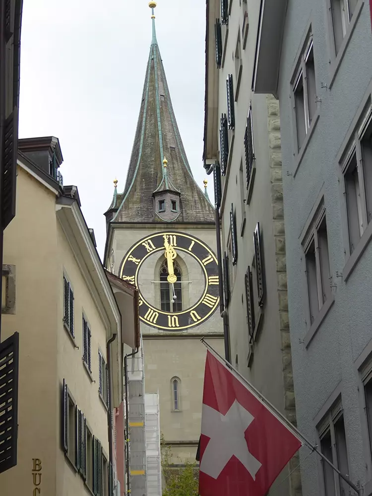 Stolz sind die Züricher auf das Zifferblatt der der St. Peterskirche, das Größte Europas.