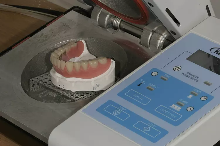Abb. 134: Vergütung in der Curing Unit bei Hitze und Druck unter Schutzgas.