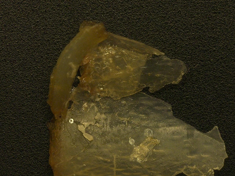 Abb. 14: Übergelaufener Kleber.