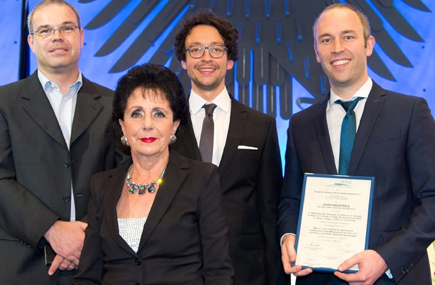 Ausgezeichnet mit dem Jahresbestpreis für die J Orofac Orthop-Publikation: Von Links: Prof. Matthias Schmid, Michael Hofmeister, Dr. Detterbeck Unten: Prof. Ursula Hirschfelder, Präsidentin DGKFO.