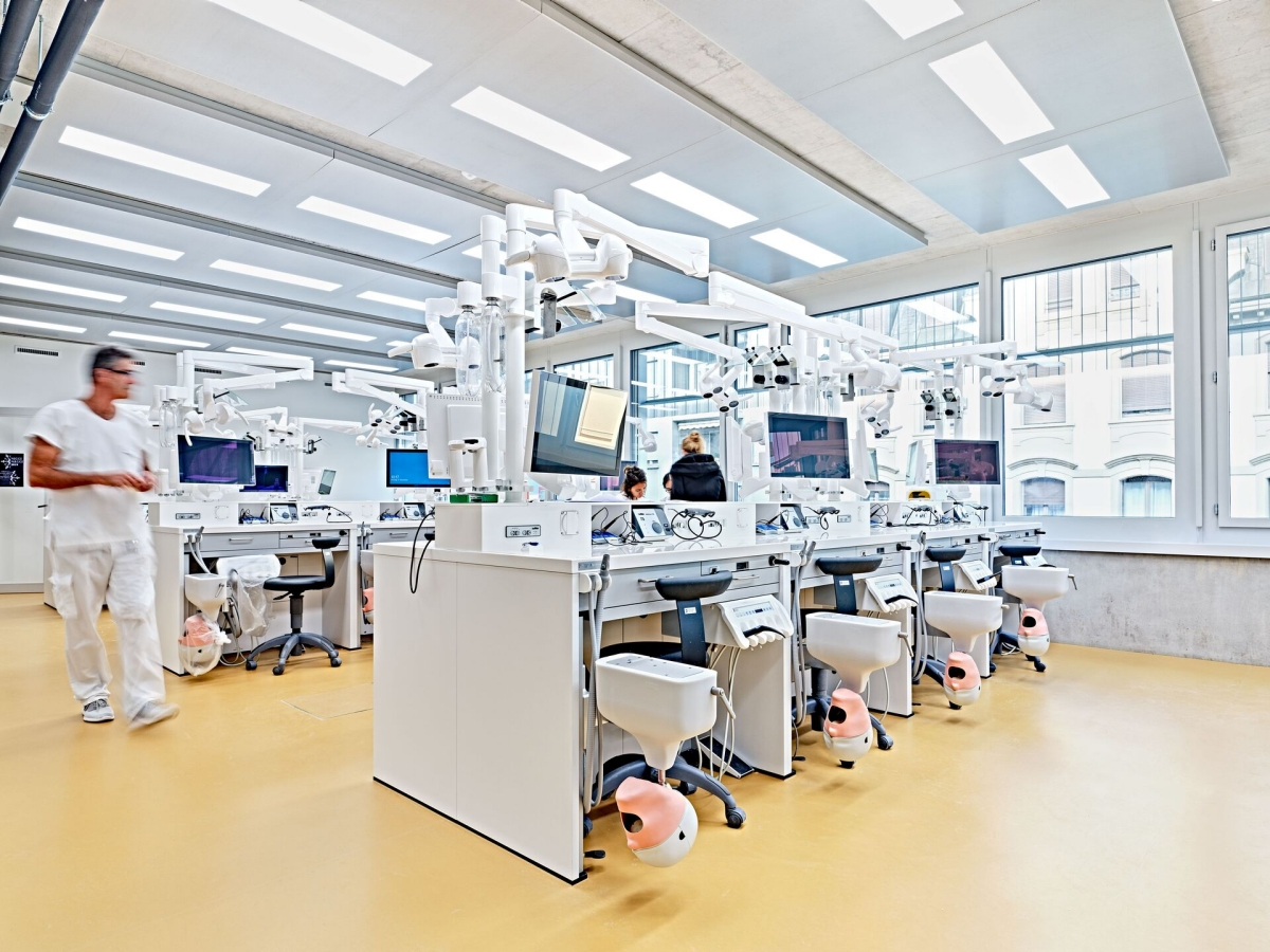 Simulationseinheiten ermöglichen den Studierenden, alle zahnmedizinischen Disziplinen im praxisnahen Arbeitsumfeld zu erlernen.